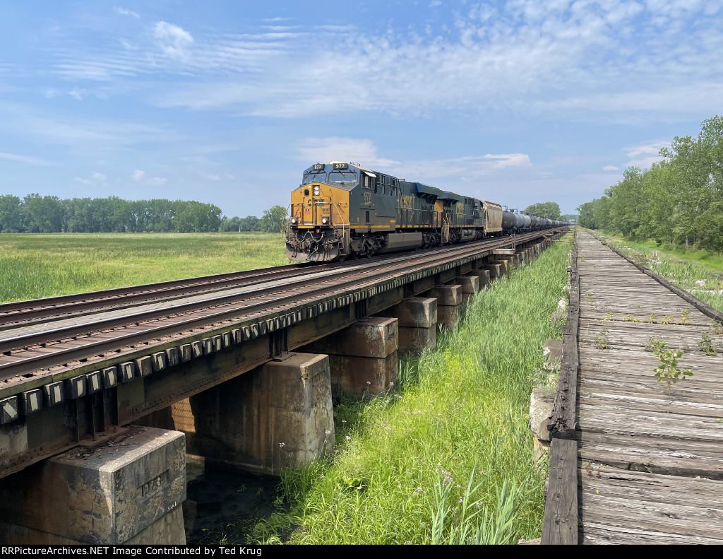 CSX 977 & 913